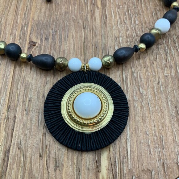 Casual Corner Vintage Boho White Black Gold Tone Beaded Circle Pendant Necklace - Picture 6 of 8